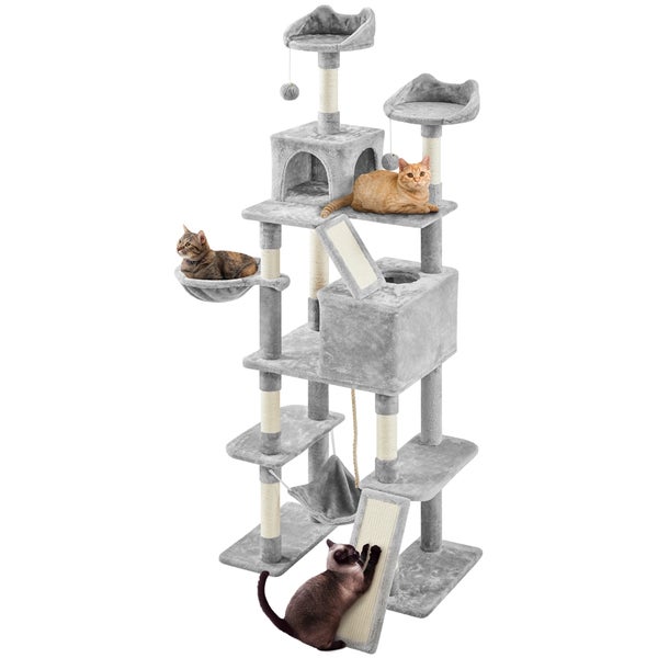 Grauer Katzenbaum mit mehreren Ebenen, Kratzstämmen und drei Katzen