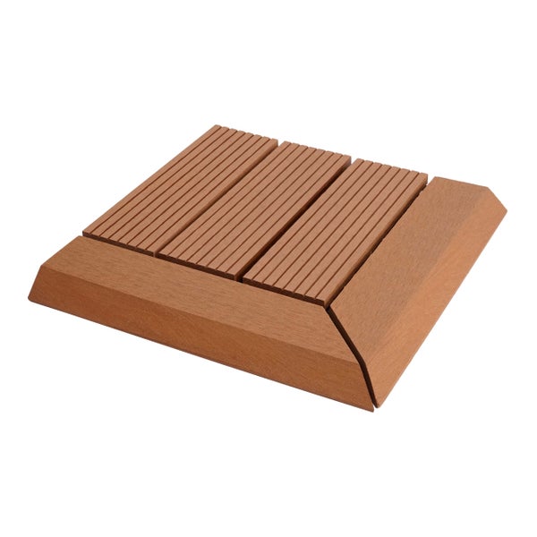 Terrassenfliese aus Holz-Kunststoff-Verbundwerkstoff mit passendem Eckstück und gerillter Oberfläche.