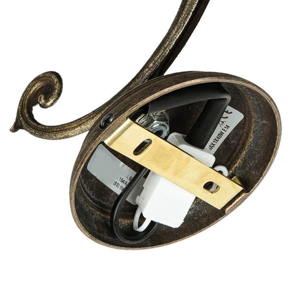 Detailaufnahme der Installation einer bronzefarbenen Wandleuchte