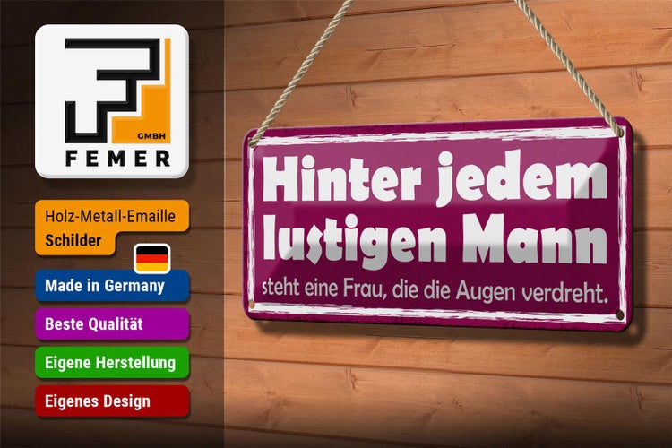 Blechschild Spruch 27x10cm hinter lustigen Mann eine Frau Dekoration