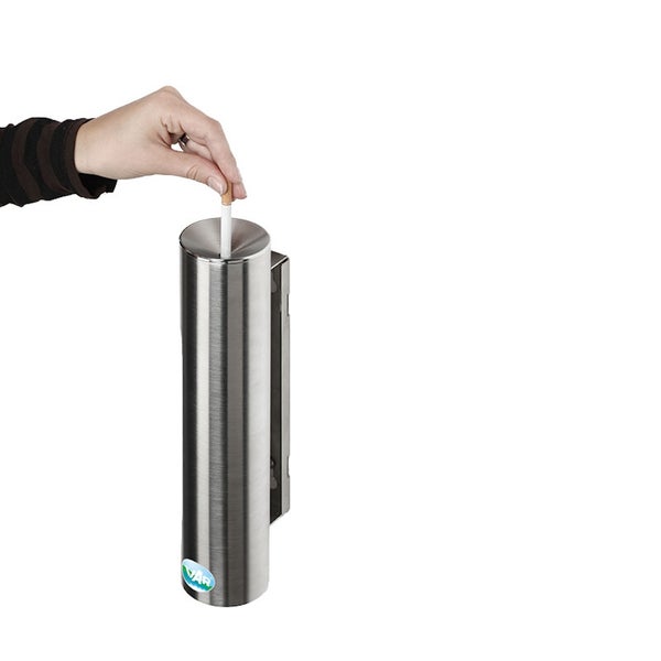 Wandaschenbecher aus Edelstahl in Zylinderform, eine Hand führt eine Zigarette ein, VAR Logo.