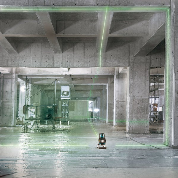 Grünlinienlaser in Rohbau-Umgebung zur Ausrichtung von Bauelementen