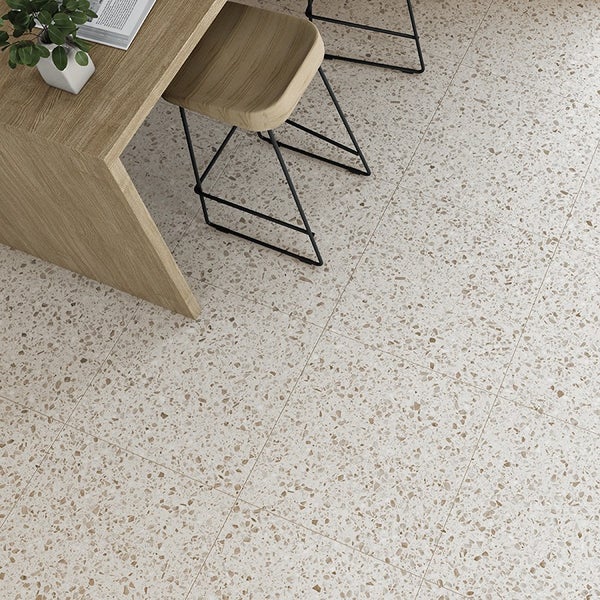 Bodenfliesen im Terrazzo Design in einem modern eingerichteten Raum mit Holzmöbeln und Barhockern