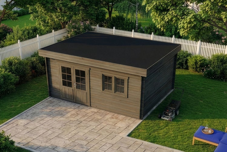Modernes Gartenhaus aus Holz mit Flachdach, Doppeltür und Fenstern auf einer Steinterrasse in einem gepflegten Garten.