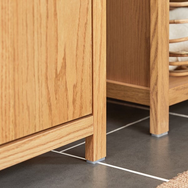 Detailansicht von Badezimmermöbeln aus Holz mit Füßen