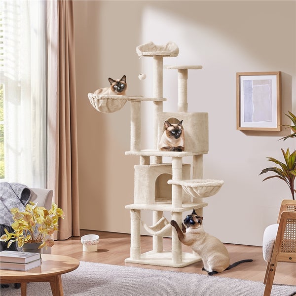 Mehrstöckiger Katzenkratzbaum mit mehreren Liegeflächen und drei Katzen