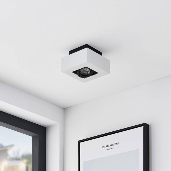 Quadratische Deckenleuchte mit Leuchtmittel in einem hellen Raum