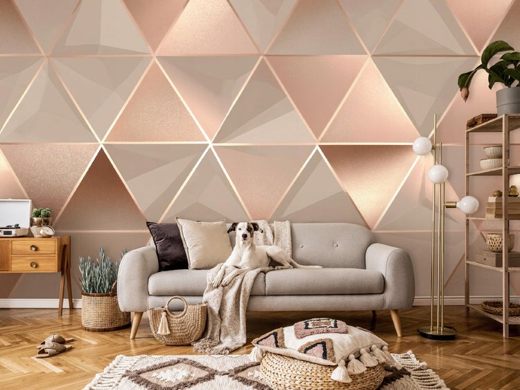 Wohnzimmer mit Sofa, geometrischer Tapete und einem Hund