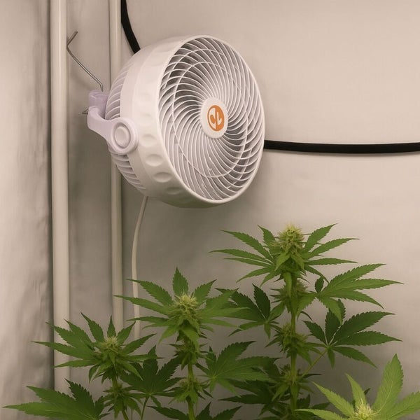 Weißer Clip-Ventilator für Growboxen mit Garden Highpro Logo, an einer Stange montiert über Pflanzen in einem Zuchtzelt.