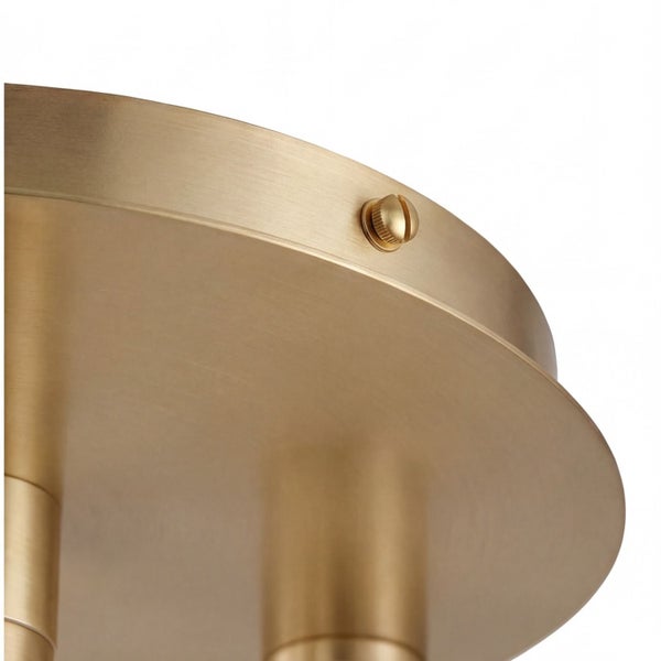 Detailansicht eines runden Lampensockels aus gebürstetem Messing mit einer seitlichen Schraube.