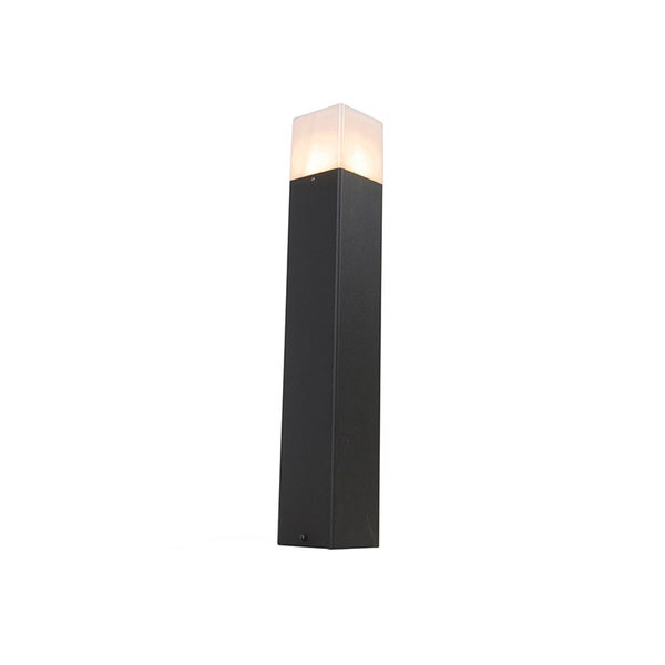 Moderne eckige Außenstandleuchte aus anthrazitfarbenem Metall mit weißem Diffusor oben.