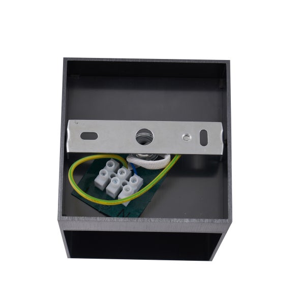 Innenansicht einer eckigen Wandleuchte mit Klemmenblock und Befestigungsmaterial