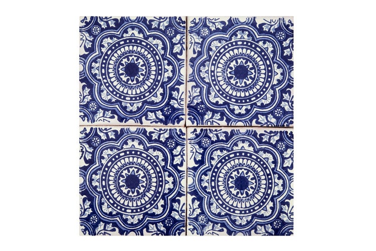 Vier dekorative Fliesen mit floralem Muster