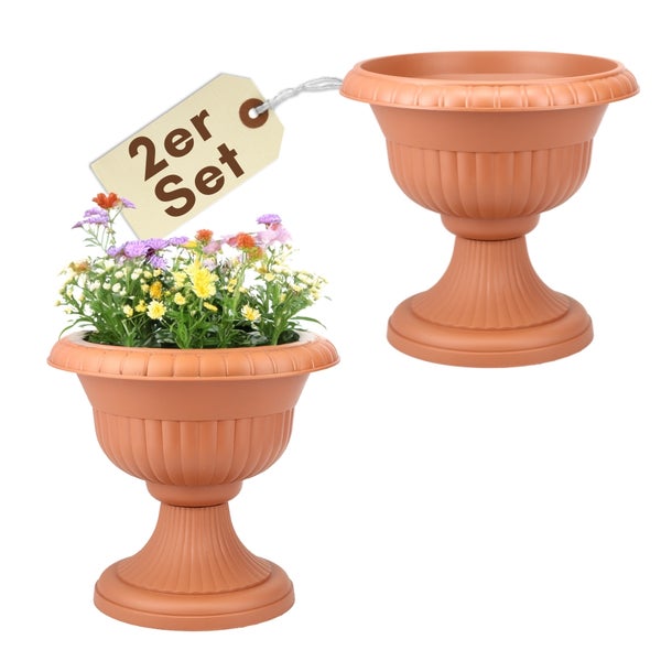 Zweier-Set Pflanzpokale aus Kunststoff in Terrakotta-Optik mit Standfuß und Längsrillen, einer mit bunten Blumen bepflanzt.