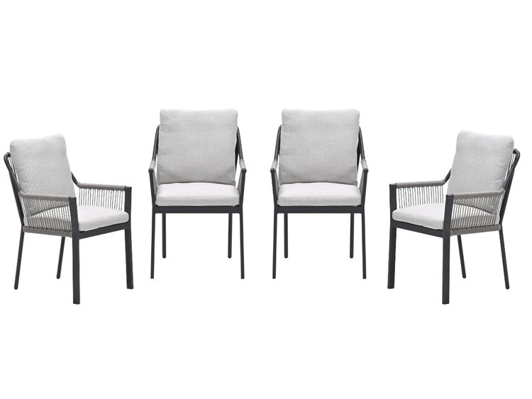 Set aus 4 Gartenstühlen mit dunklem Metallgestell, Seilbespannung an Armlehnen und Rückenlehne sowie hellgrauen Sitz- und Rückenkissen.