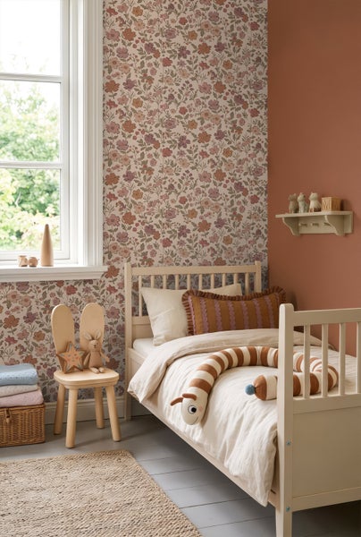 Kinderzimmer mit floral gemusterter Tapete, weißem Holzbett, Hasen-Holzstuhl und Teppich vor einem Fenster.