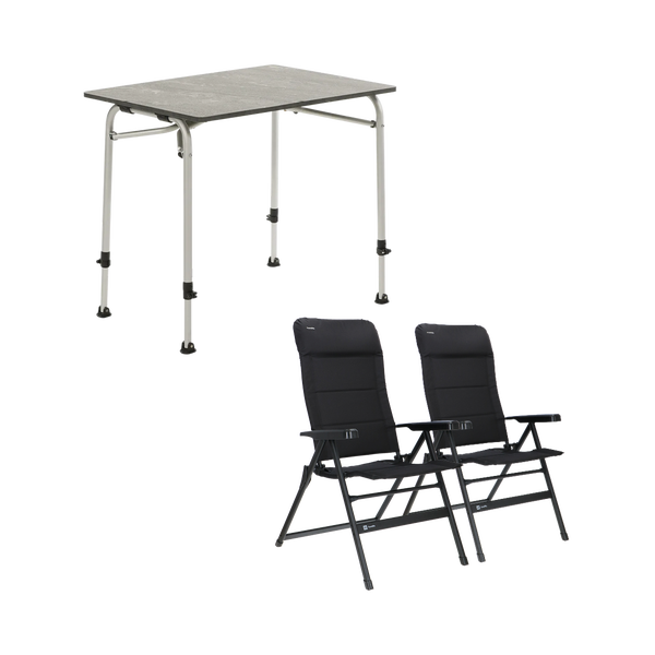 Campingset bestehend aus einem höhenverstellbaren Campingtisch mit grauer Tischplatte und zwei schwarzen Klappstühlen mit Armlehnen.