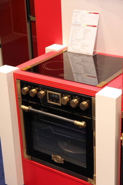 Einbauherdset im Retro Design mit Induktionskochfeld und Backofen in einer Ausstellungsküche mit Bedienfeld und digitalen Timer.