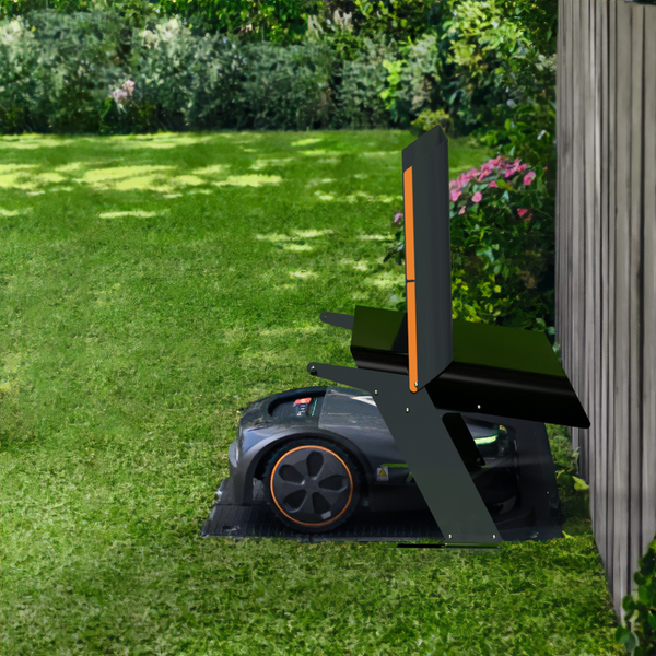 Rasenmähroboter mit Garage im Garten