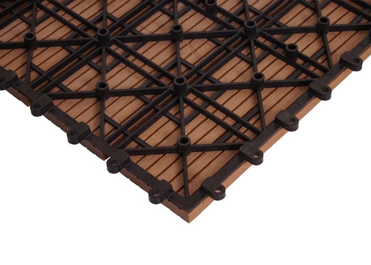 Unterseite einer Holz-Terrassenfliese mit schwarzem Kunststoff-Klicksystem für einfaches Zusammenstecken.
