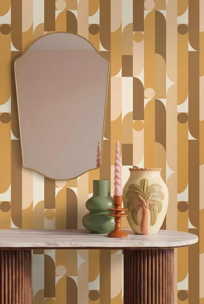 Vliestapete mit geometrischem Muster aus Bögen und Kreisen im Retro-Stil, dazu ein Spiegel und ein Konsolentisch mit Marmorplatte.