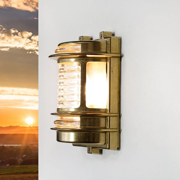 Messingfarbene Wandleuchte mit geripptem Glas und rechteckiger Form