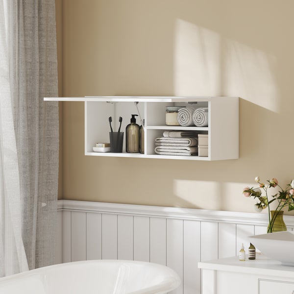 Weißer wandmontierter Badezimmerschrank über einem Waschbecken mit verchromter Armatur, platzsparendes Design.