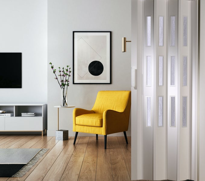 Helles Wohnzimmer mit Falttür, Sessel und Dekoration