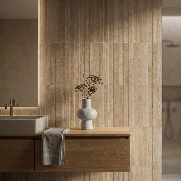 Modernes Badezimmer mit holzoptik Wandfliesen, Waschtisch aus Holz und integrierter Spiegelbeleuchtung in einer schlichten Atmosphäre.