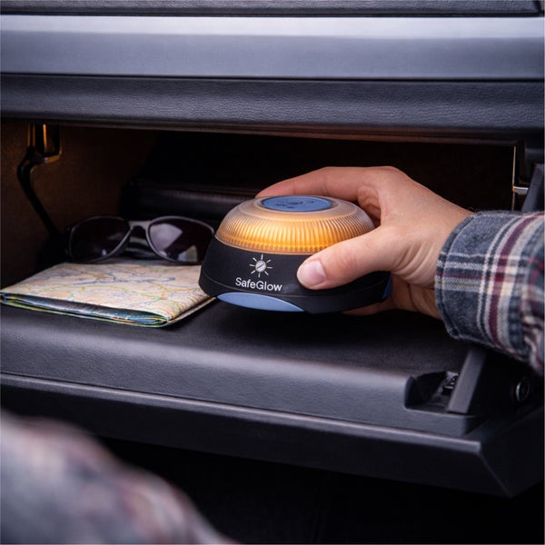 SafeGlow Warnleuchte im Handschuhfach eines Autos