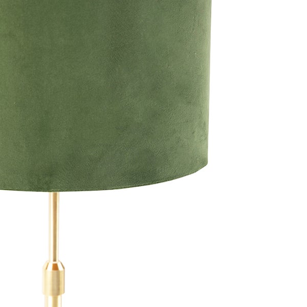 Detailaufnahme einer Tischleuchte mit einem Lampenschirm aus grünem Samt und einem goldfarbenen Metallschaft.