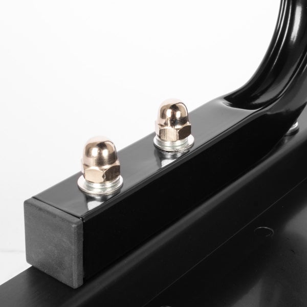 Detailansicht eines schwarzen Metallrahmens mit Hutmuttern