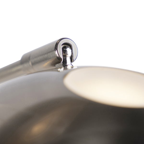 Detailaufnahme einer silberfarbenen Lampe mit verstellbarem Gelenk