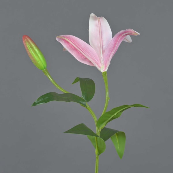 Künstliche Lilie mit einer rosa Blüte, einer Knospe und grünem Stiel mit Blättern.