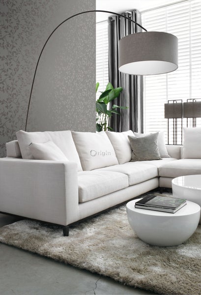 Helle Wohnzene mit Ecksofa, Couchtischen, Stehlampe und gemusterter Tapete