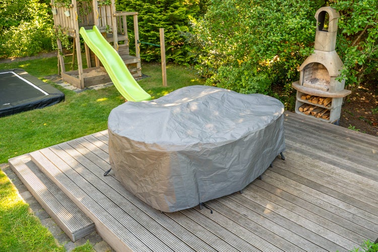 Abdeckung auf Gartentisch auf Holzterrasse