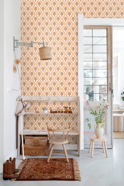 Flur mit floral gemusterter Tapete, Holzbank und dekorativen Accessoires