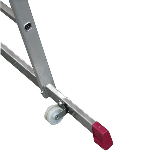 Detailansicht einer Aluminiumleiter mit Rollen und Fußkappen