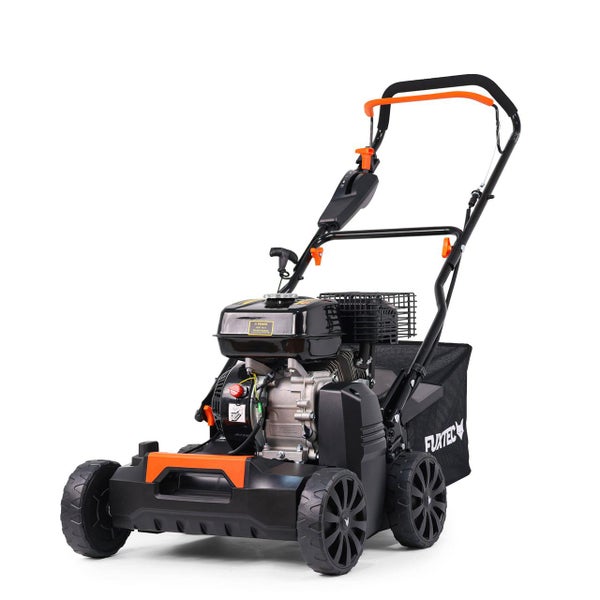 Fuxtec Benzin-Rasenmäher mit Grasfangsack und großen Profilrädern für die Gartenarbeit.