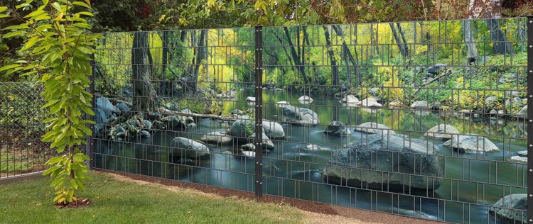 Doppelstabmattenzaun mit aufgedrucktem Flussmotiv im Garten