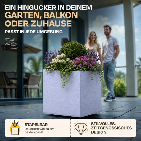 Quadratisches Pflanzgefäß mit strukturierter Oberfläche auf einer Terrasse, bepflanzt mit Blumen und Sträuchern. Stapelbares, modernes Design.