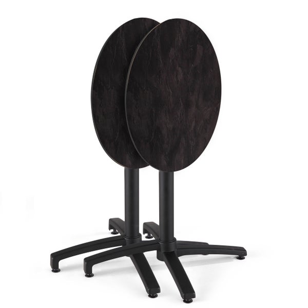 Zwei zusammenklappbare Bistrotische mit runder Tischplatte in dunkler Holzoptik und schwarzem Metallgestell.