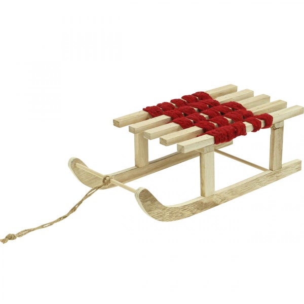 Holzschlitten mit roter Wollbespannung