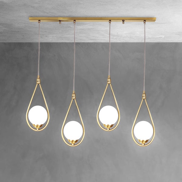 Hängelampe mit vier Leuchten, tropfenförmigen Metallrahmen und runden Lampenschirmen.