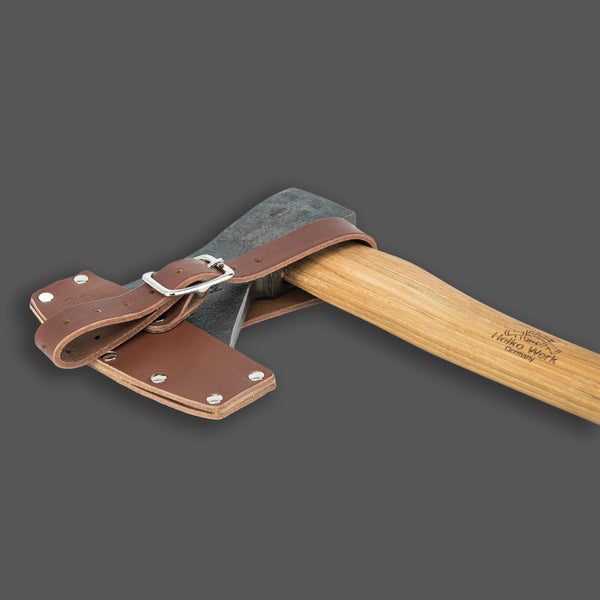 Axt mit Holzstiel und Lederschneidenschutz mit Helko Werk Logo