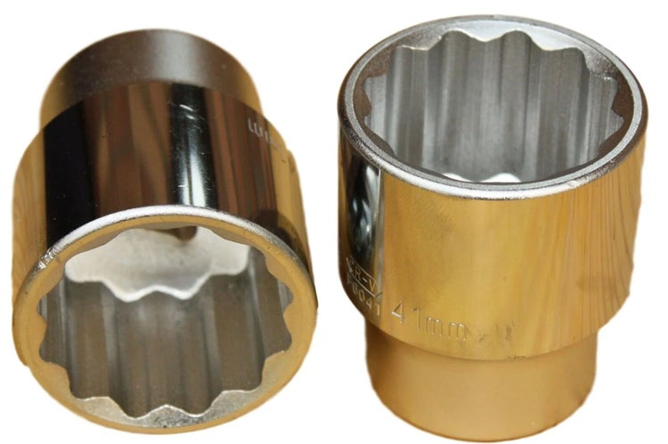 Zwei Steckschlüsseleinsätze aus Metall