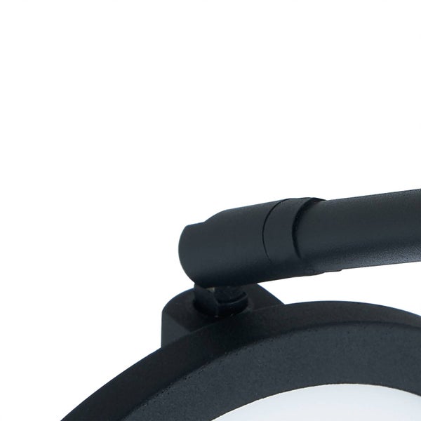 Detailaufnahme eines schwarzen verstellbaren Drehgelenks an einer Leuchte.