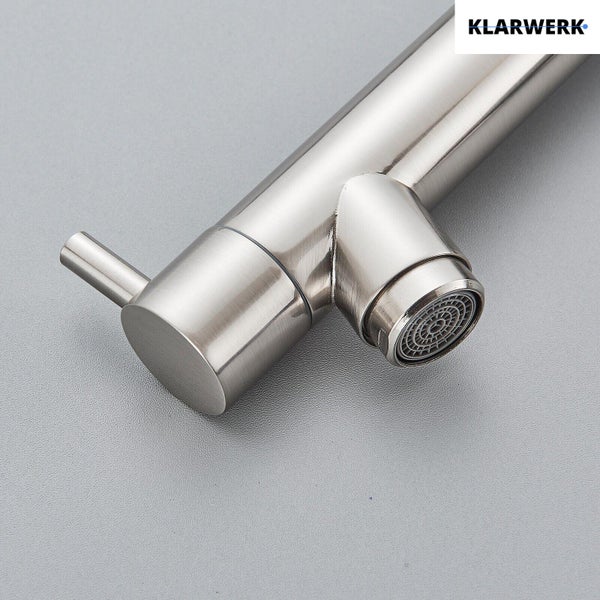Nahaufnahme einer Küchenarmatur von Klarwerk aus Edelstahl mit Hebel und Luftsprudler sowie Klarwerk Logo.