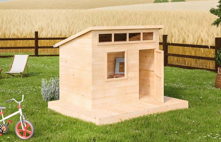 Kinderspielhaus aus Holz mit Pultdach, offener Tür und Fenstern auf einer Rasenfläche im Garten.