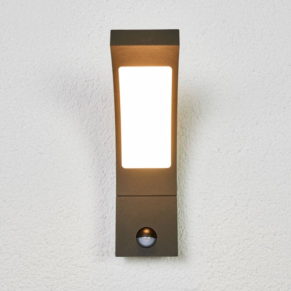 Lucande LED Wandleuchte außen Juvia mit Bewegungsmelder (spritzwassergeschützt (Modern) in Schwarz aus Aluminium (1 flammig, ) - Wandlampe für Außenwand/Hauswand Haus Terrasse und Balkon